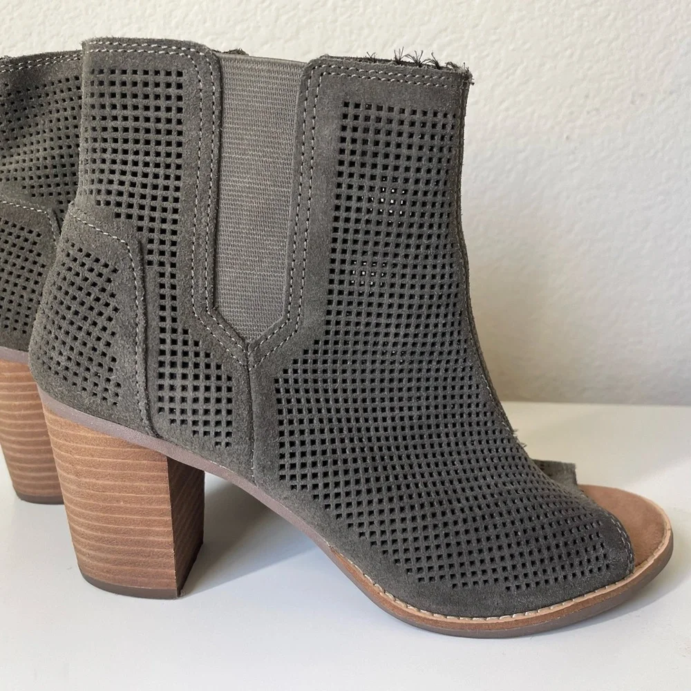 Tom’s Gray Perforated Women's Ankle Boots size 8.5 - Picture 2 of 6